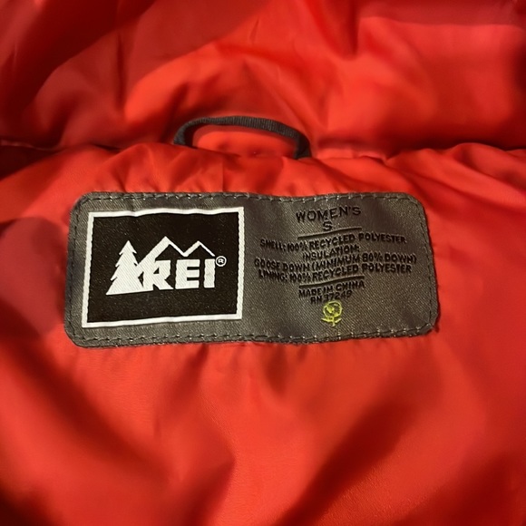 Ladies REI polyester down alternative red vest - Picture 3 of 7